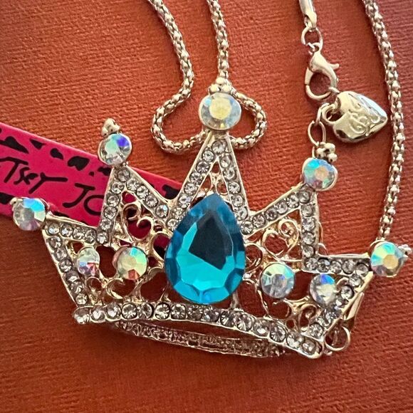 🩵 Betsey Johnson stunning crystal encrusted Crown Jewels pendant necklace 🩵 - Picture 3 of 3